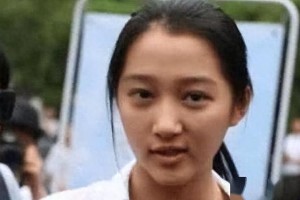 关晓彤Baby热巴素颜照曝光：美颜滤镜下的真实颜值？