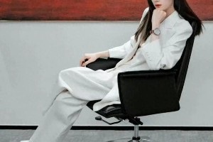 迪丽热巴白西装造型惊艳，职场女霸总气场全开