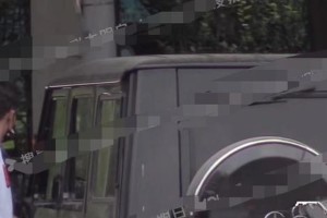 王鹤棣聚餐抽烟引热议，明星形象引关注