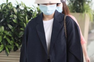 张子枫高考成绩391分引热议，现身机场低头赶路