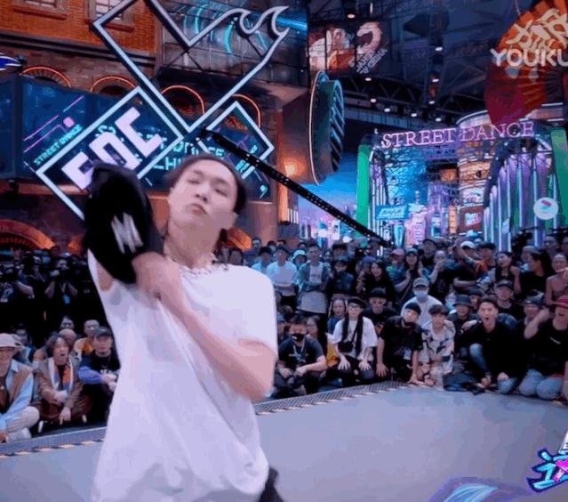 张艺兴帽子戏法