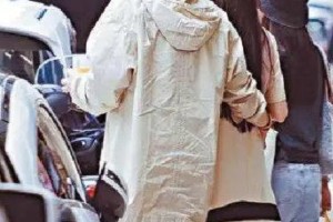 向佐郭碧婷罕见同框逛街，孕肚明显引关注