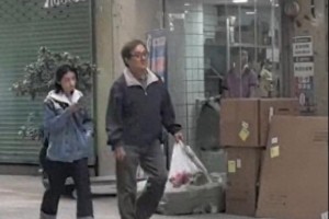 成龙张子枫澳门拍戏重现《成龙历险记》经典组合
