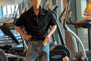 李昀锐焦糖色新发色引热议，斯文痞帅风潮来袭