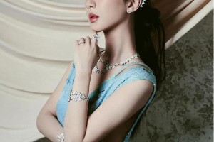 杨紫2025高定蓝裙惊艳亮相，时尚蜕变引热议