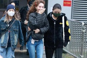 金晨秋冬街拍大变身：增肥后少女感穿搭秘诀