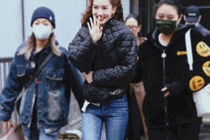 金晨增肥后时尚穿搭：黑羽绒服配牛仔裤少女感十足