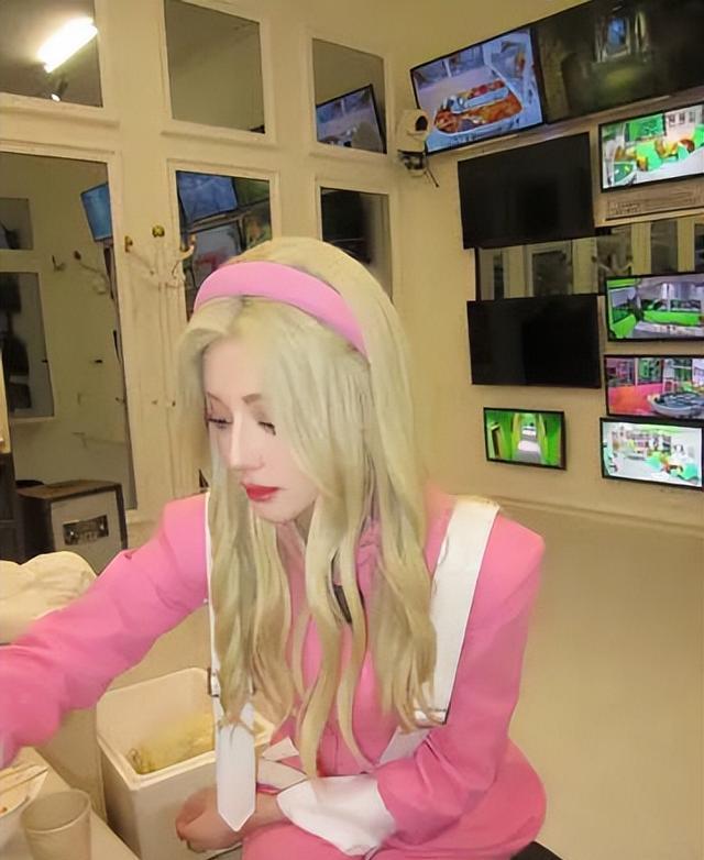 热巴金发造型