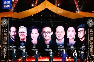 北京电影节红毯亮点：雷佳音胡歌身高差，陈佩斯神采奕奕