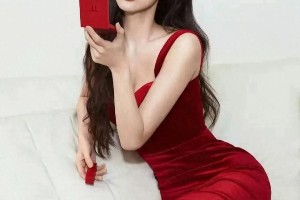 孟子义紧身牛仔裤写真展现自信魅力