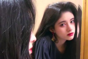 鞠婧祎蓝色复古丝绒裙造型曝光 红妆浓发尽显风情